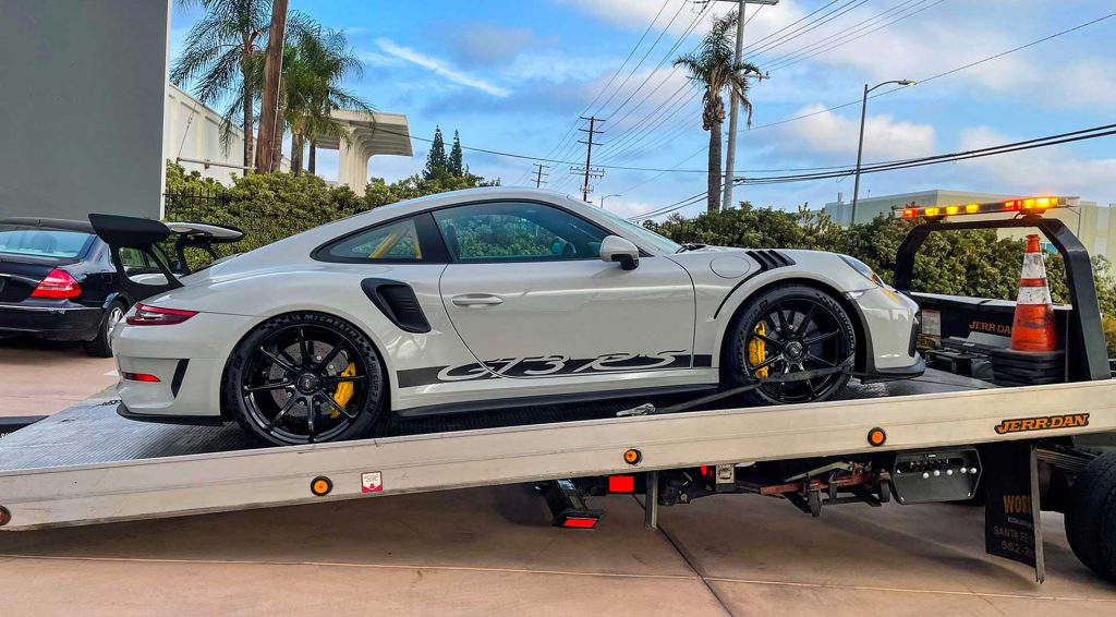 Flatbed vs Wheel Lift Towing in Las Vegas: What’s the Right Choice for Your Vehicle?